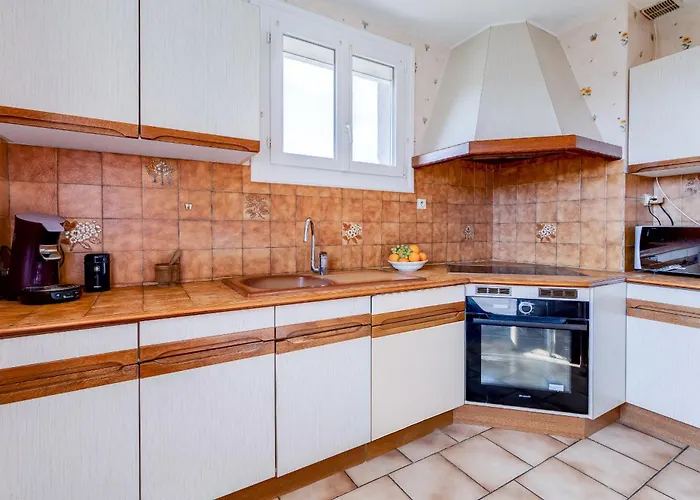 Pour Professionnel, 3 Chambres, 6 Pers, Parking, Jardin & Wi-fi * Saint-Simon (Cantal)